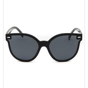 Black Plastic Cateye Sunglasses